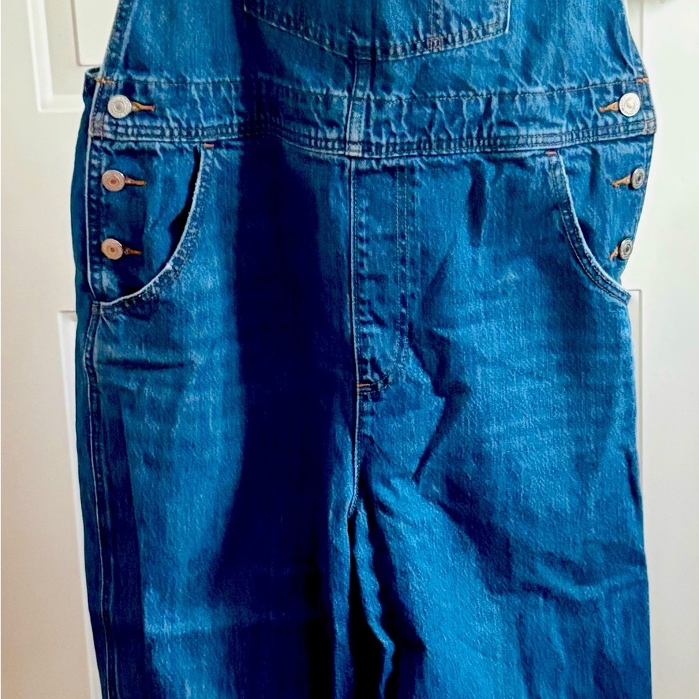 Like new condition
Women’s
Red Tag Levi’s
Overall Jeans
Size XL
